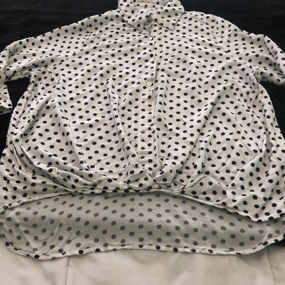 Just Living partial button down blouse 👚white & black polka dots low high style - Picture 2 of 8